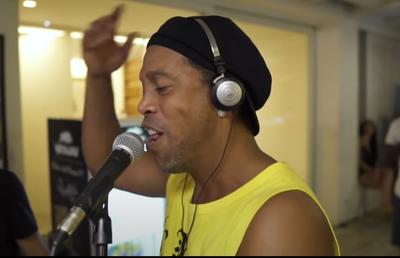 „Dințos” la microfon » Ronaldinho și-a lansat primul videoclip din noua aventură în industria muzicală