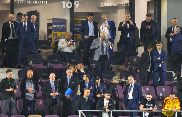 Cadrul revoltător surprins de camerele TV imediat după dezastrul cu Muntenegru! Ce făceau oficialii FRF