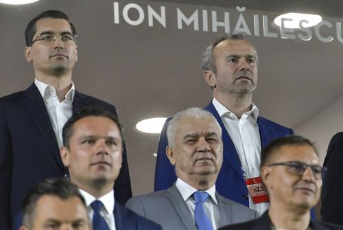 Sus, Răzvan Burleanu (stânga) lângă Savicevic, omologul lui Muntenegrean / foto: Imago Images