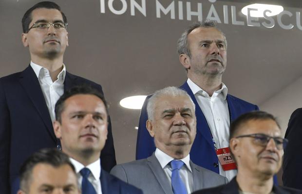 Porumboiu, revoltat de o imagine de la România - Muntenegru: „E un impostor!”