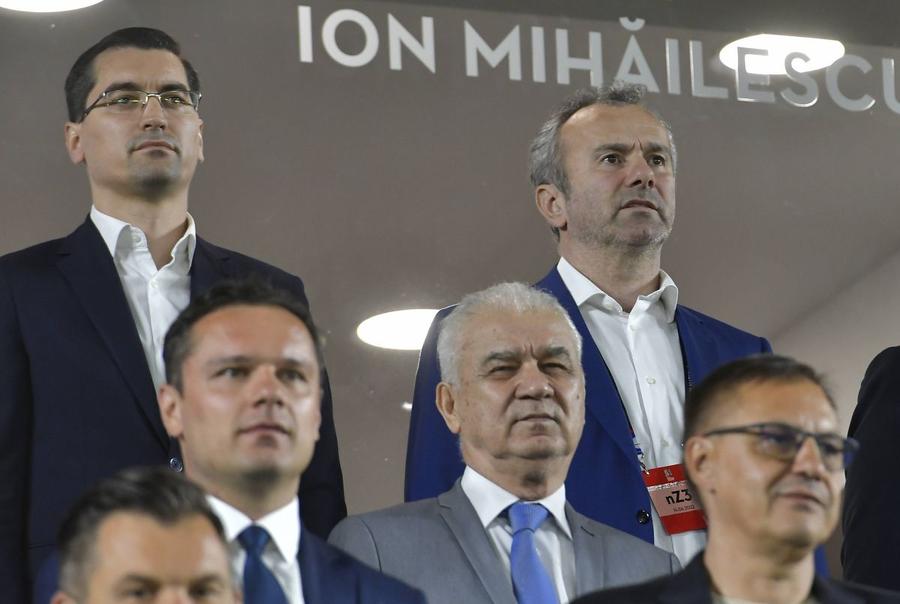 Sus, Răzvan Burleanu (stânga) lângă Savicevic, omologul lui Muntenegrean / foto: Imago Images Mărturisirile tulburătoare ale unei legende a Milanului: „N-am fost geniu. Fără fotbal, aș fi ajuns un infractor!”