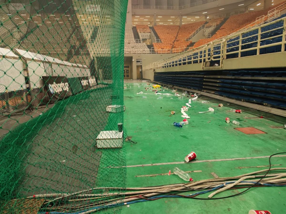 Haos la finala campionatului dintre Panathinaikos și Olympiakos! Fanii gazdelor n-au mai suportat umilința » Colosala OAKA Arena arată ca după război + titlul s-a dat la „masa verde”