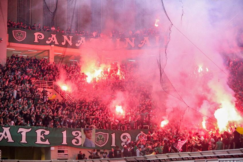 Suporterii lui Panathinaikos n-au suportat umilința pe care favoriții lor o trăiau în fața marii rivale Olympiakos. Foto: Imago