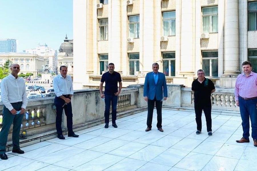 Șerdean și Țălnar, în dreapta. În fotografia surprinsă pe terasa M.A.I. mai apar Marcel Vela, Dan Cristian Popescu, fostul viceprimar de la Sectorul 2, dar și spaniolii Rufo Collado și Jose Bueno „M-am blocat când am văzut” » Omul care a garantat pentru venirea la Dinamo a lui Dorin Șerdean și Pablo Cortacero, reacție după arestarea afaceristului: „Era bucuros după promovare”