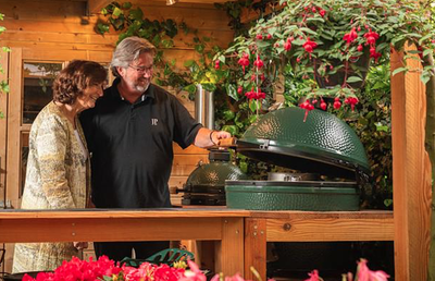 Grătarul kamado Big Green Egg cu capac ceramic cucerește gătitul în aer liber din România!