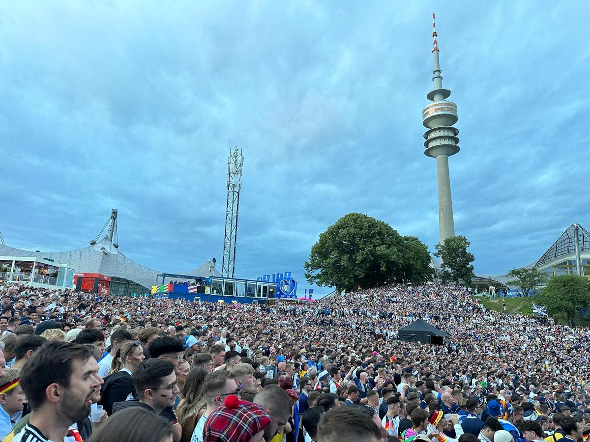 Cum se trăiește un meci de Euro în fan-zone-ul de la Munchen » Experiență memorabilă, dar sunt cozi și prețuri uriașe la orice!