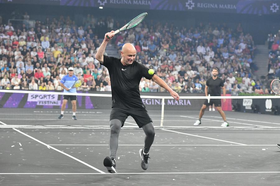 „Veteranii” Horia Tecău și Andrei Pavel, cândva coechiperi în echipa de Cupa Davis a României, i-au înfruntat pe americanii Agassi și Justin Gimelstob. Foto: Cristi Preda (GSP) Tenis de poveste, cu 32 de titluri de Grand Slam pe teren » Cele mai tari momente de la Cluj: „sosia” lui Agassi și propunerea americanului