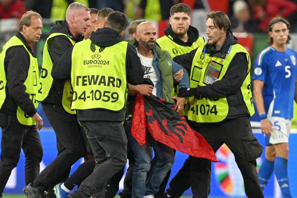 Așa nu! „Invadator” pe teren, în prelungirile de la Italia - Albania