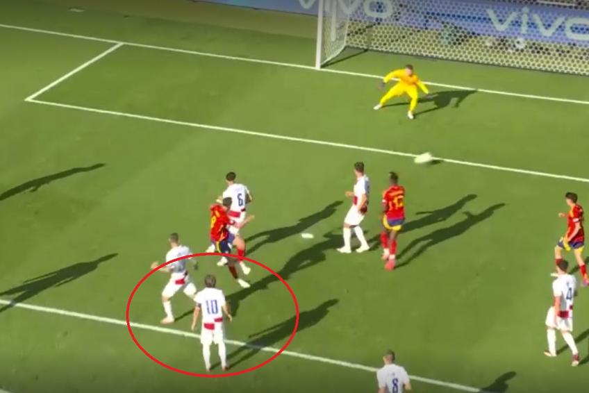 Modric, încercuit.Hipnotizat de driblingurile lui Ruiz, croatul privește reușita de 2-0 a Spaniei / Captură Pro TV
