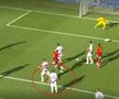 Modric, încercuit.Hipnotizat de driblingurile lui Ruiz, croatul privește reușita de 2-0 a Spaniei / Captură Pro TV