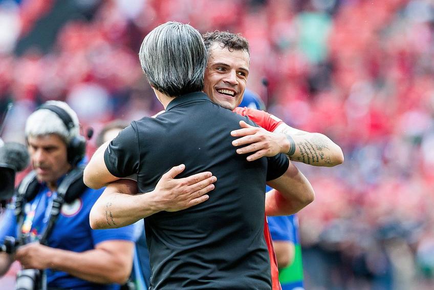 Granit Xhaka, îmbrățișându-l pe selecționerul Murat Yakin după victoria cu Ungaria // foto: Imago Images