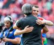 Granit Xhaka, îmbrățișându-l pe selecționerul Murat Yakin după victoria cu Ungaria // foto: Imago Images