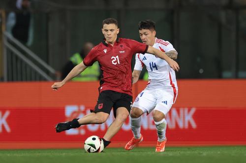 Kristjan Asllani, ]n stânga, într-un amical cu Chile din martie / Foto: Imago