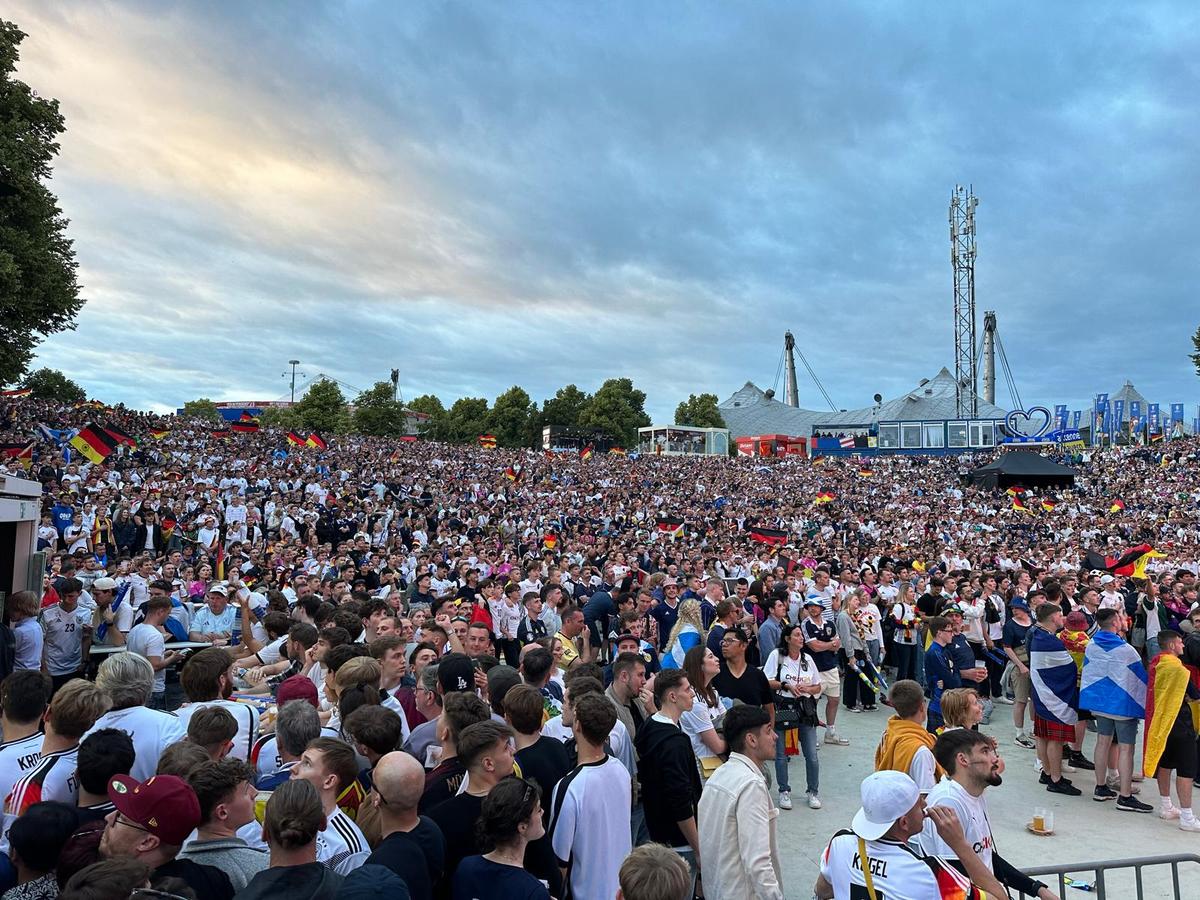 Cum se trăiește un meci de Euro în fan-zone-ul de la Munchen » Experiență memorabilă, dar sunt cozi și prețuri uriașe la orice!