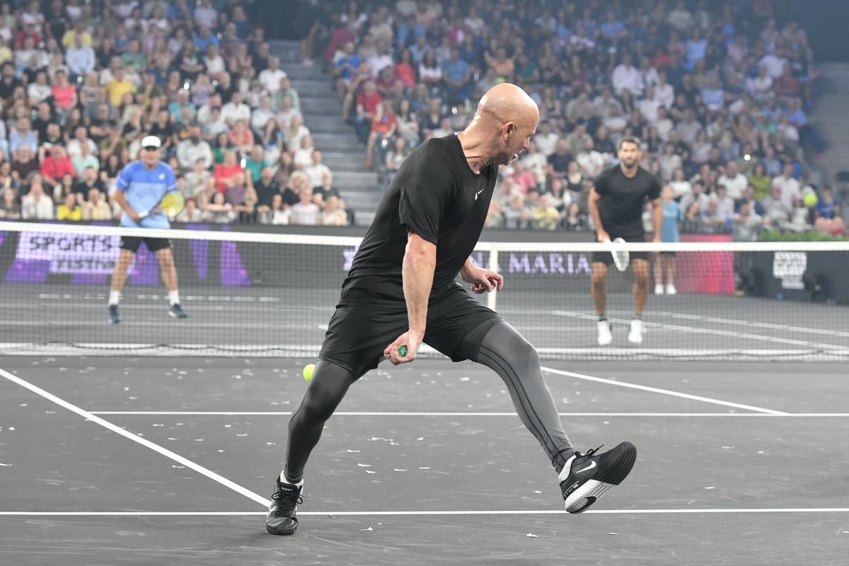 Steffi Graf şi Andre Agassi au produs magie la Cluj! Simona Halep a revenit pe teren într-o seară pentru istoria tenisului românesc » Toate detaliile de la corespondenții GSP