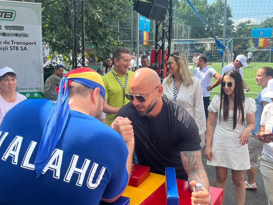 Invitați la un demonstrativ organizat de STB cu mici și bere, Rică și Prunea au dat declarația zilei: „În autobuze, adormeam și mă trezeam fără geacă”