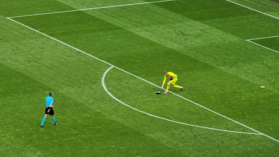 Genunchiera lui Embolo, luată de pe gazon de portarul Ungariei/ foto: Sergiu Alexandru (GSP) Ce nu s-a văzut la TV la Elveția - Ungaria: gestul lui Murat Yakin, elvețianul care-l simpatizează pe Budescu și „războiul” dintre fani!