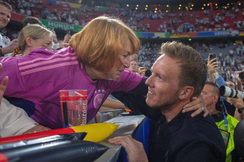 Julian Nagelsmann alături de mama sa la finalul meciului cu Scoția FOTO Imago