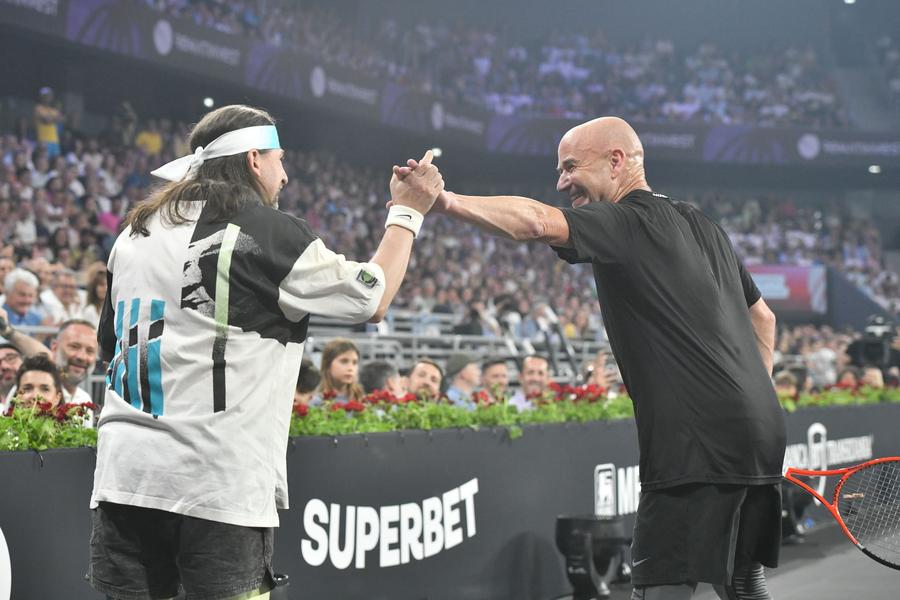 Sosia lui Andre Agassi a întrerupt meciul de la Sports Festival, pentru o poză cu originalul. Foto: Cristi Preda (GSP) Tenis de poveste, cu 32 de titluri de Grand Slam pe teren » Cele mai tari momente de la Cluj: „sosia” lui Agassi și propunerea americanului