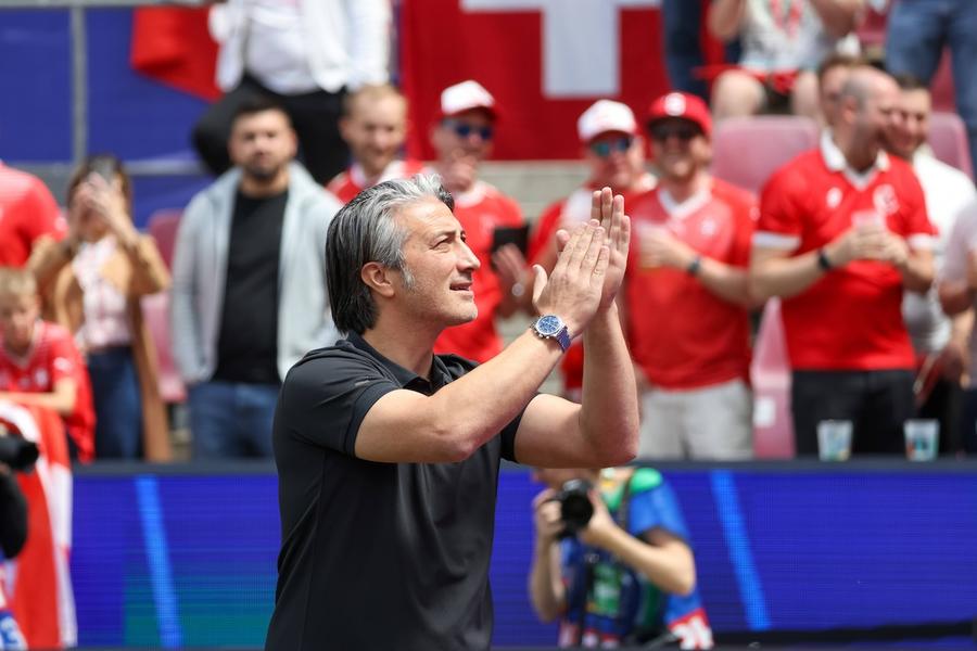 Murat Yakin a mers să mulțumească galeriei elvețiene pentru prezență // FOTO: Imago 5 bune, 5 rele din „sferturile” Euro » Tocilarul-erou, învinsul căruia nu i se poate reproșa mare lucru vs Cei doi care au stricat totul: „Bulibășeală completă!”