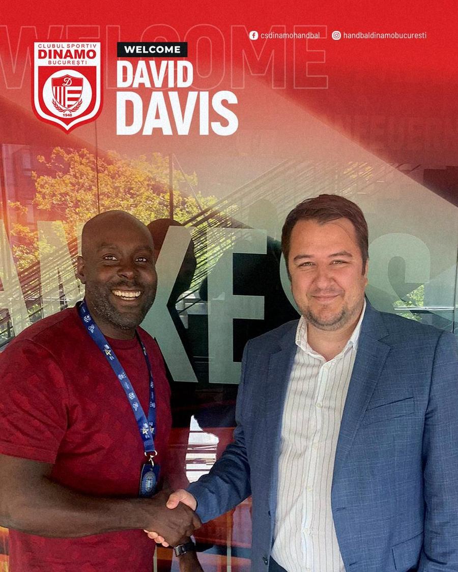 David Davis, noul antrenor al lui Dinamo, foto: Facebook CS Dinamo Handbal Dinamo și-a numit antrenor de TOP! Un campion mondial l-a înlocuit pe Xavi Pascual: „A acceptat într-o secundă”
