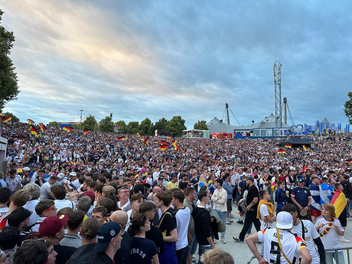 Cum se trăiește un meci de Euro în fan-zone-ul de la Munchen » Experiență memorabilă, dar sunt cozi și prețuri uriașe la orice!