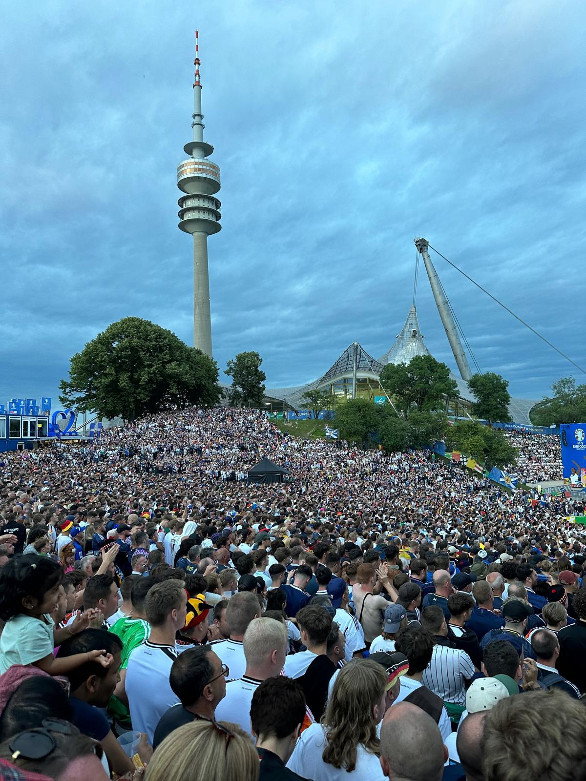 Cum se trăiește un meci de Euro în fan-zone-ul de la Munchen » Experiență memorabilă, dar sunt cozi și prețuri uriașe la orice!