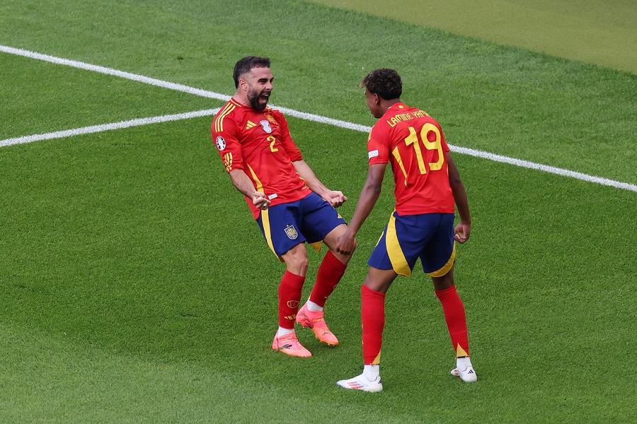 Carvajal se bucură alături de Yamal la golul înscris în Spania - Croația. Foto: Getty Images Se naște un selecționer de anvergură? Trei mutări prin care Luis de la Fuente a pulverizat neașteptat Croația