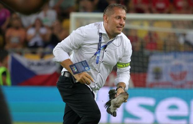 Scene inedite în meciul serii de la Europeanul U21 » Joc întrerupt dintr-un motiv neobișnuit: tot stadionul s-a ridicat și a aplaudat în picioare