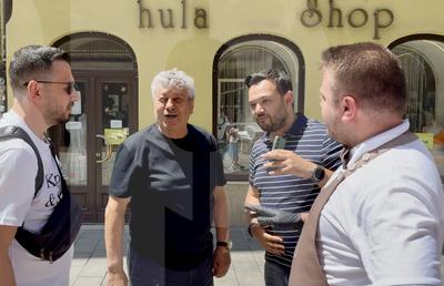 Imagini de senzație cu Mircea Lucescu în centrul Bratislavei! » Turcii i-au pupat mâinile: „La ei, asta înseamnă acest gest!”