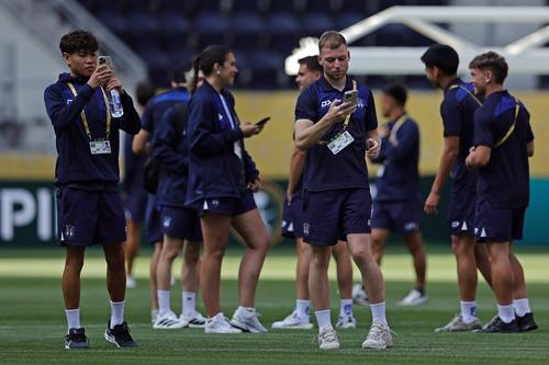 Jucătorii de la Auckland City la inspecția terenului înainte de duelul cu Bayern Munchen / Foto: Imago