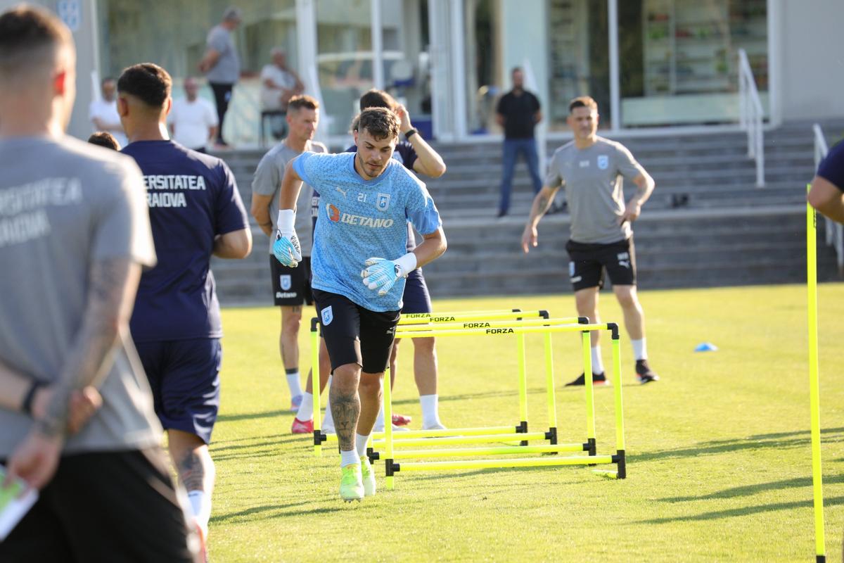 Universitatea Craiova s-a reunit duminică: 29 de fotbaliști prezenți, 5 noutăți în lotul lui Rădoi