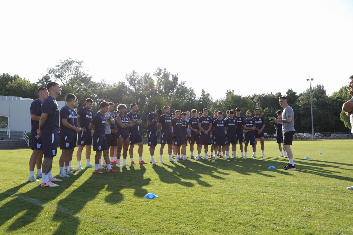 Universitatea Craiova s-a reunit duminică: 29 de fotbaliști prezenți, 5 noutăți în lotul lui Rădoi