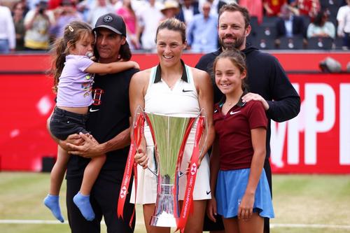 Tatjana Maria cu trofeul de la Queen’s, alături de familie și de fizioterapetul ei Foto: Imago Images
