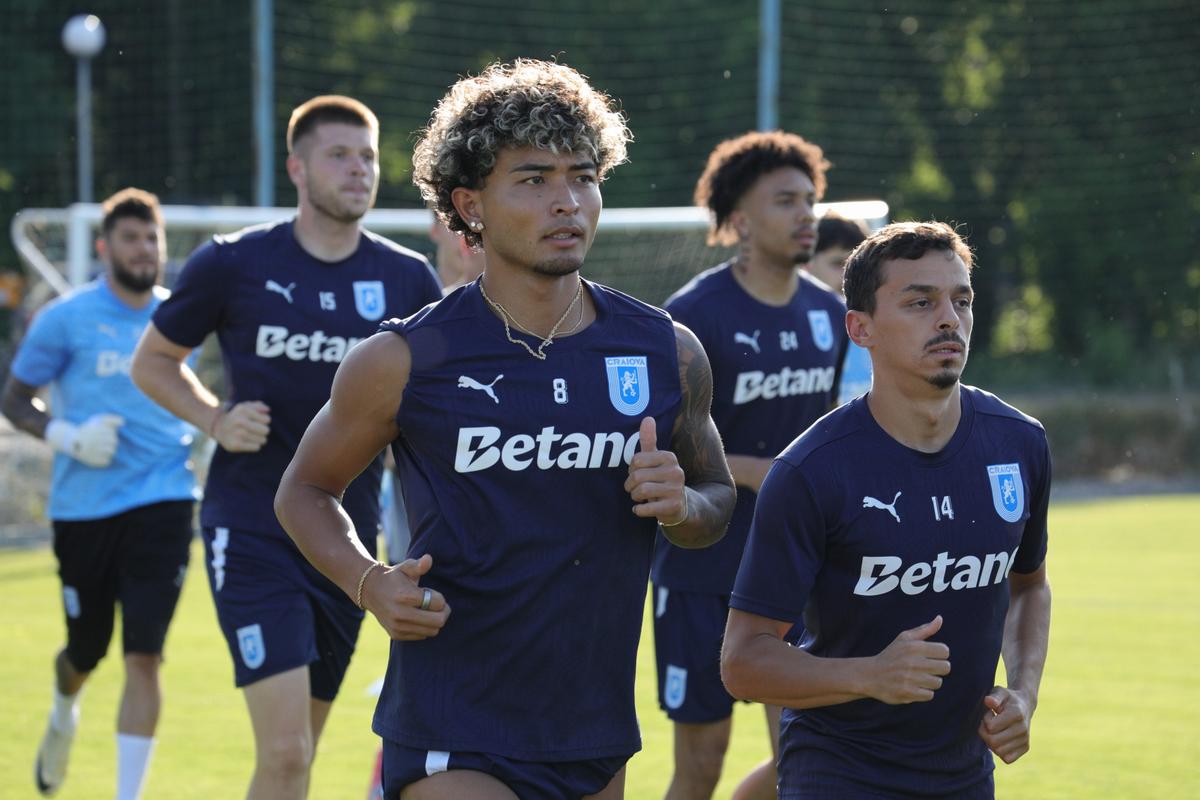 Universitatea Craiova s-a reunit duminică: 29 de fotbaliști prezenți, 5 noutăți în lotul lui Rădoi