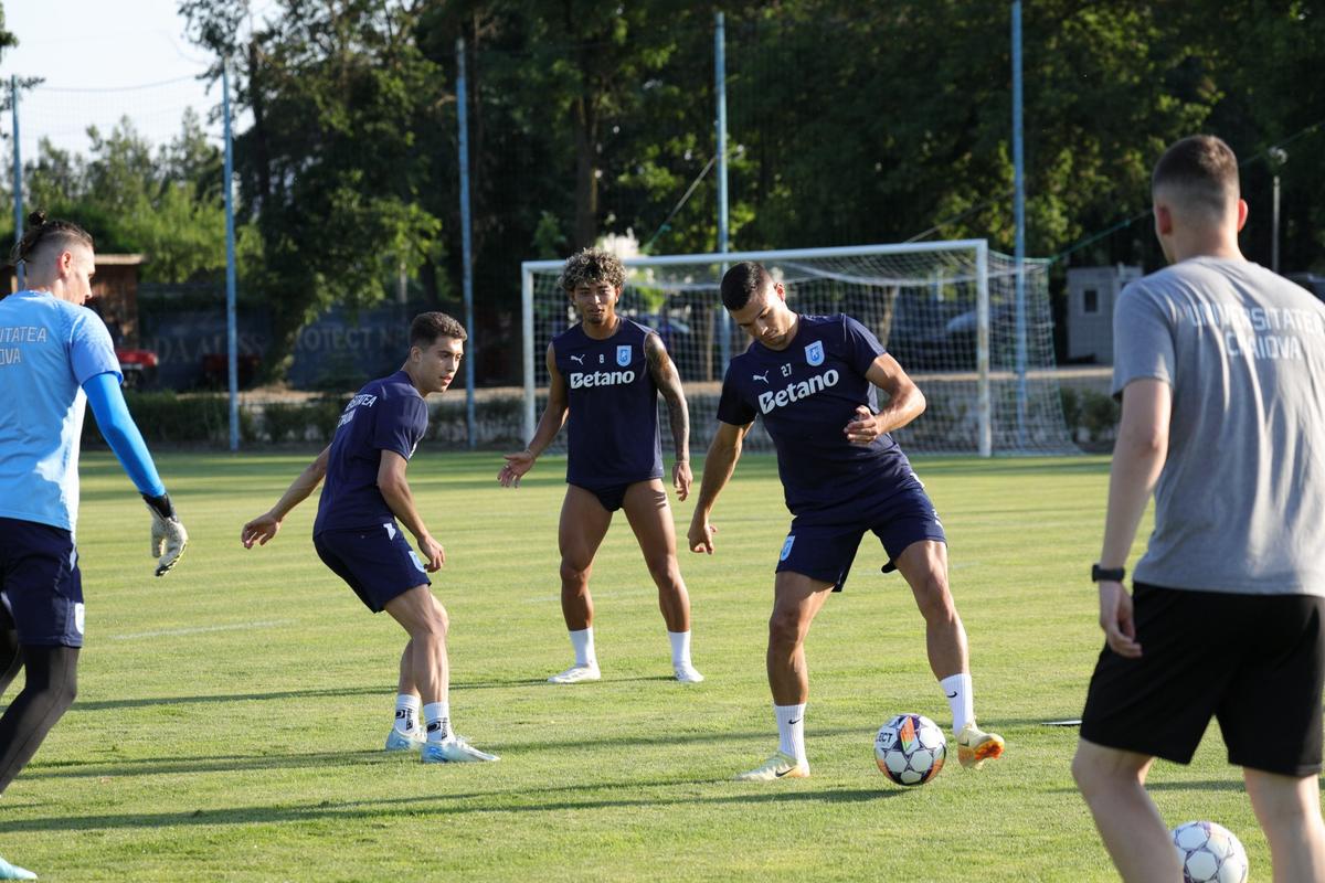Universitatea Craiova s-a reunit duminică: 29 de fotbaliști prezenți, 5 noutăți în lotul lui Rădoi
