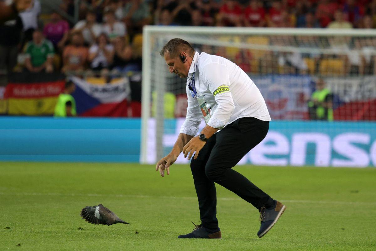 Scene inedite în meciul serii de la Europeanul U21 » Joc întrerupt dintr-un motiv neobișnuit: tot stadionul s-a ridicat și a aplaudat în picioare