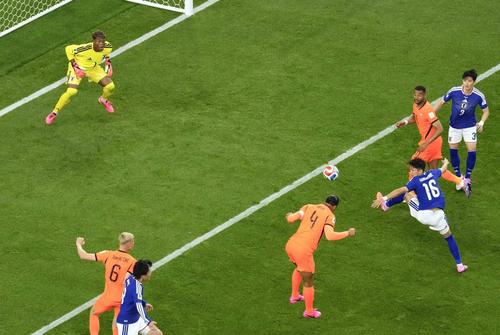 Virgil van Dijk (nr. 4) deschide scorul în Olanda - Japonia (2-2) / Foto: Imago