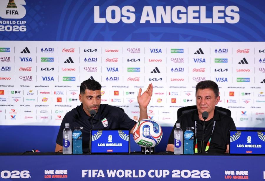 Mehdi Taremi, alături de Amir Ghalenoei, selecționerul Iranului/ foto Imago Images Naționala Iranului a ajuns în SUA, după acordul de încetare a războiului
