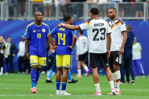 Nemții Felix Nmecha și Jonathan Tah vorbesc cu adversarii din Curacao / Foto: Imago
