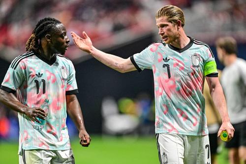 Jeremy Doku (stânga) și Kevin De Bruyne (dreapta) / Foto: Imago Images