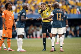A aplicat noua regulă FIFA și i-a înfuriat la Mondial » Caicedo, „băgat în ceață” de arbitru