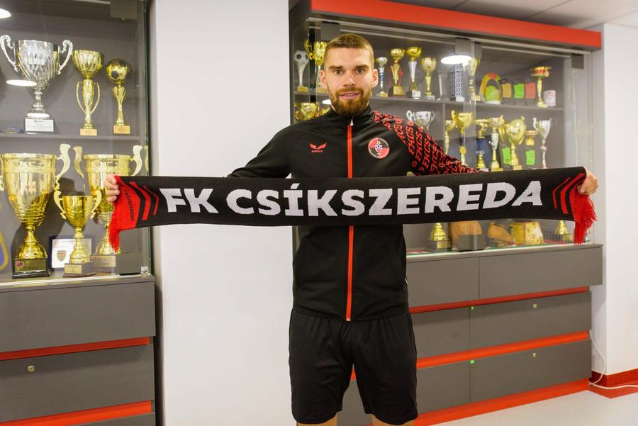 Alex Szabo a semnat cu Csikszereda/ foto Facebook FK Csikszereda Primul transfer al verii pentru clubul din Superliga » Au adus fundaș central de 1,92