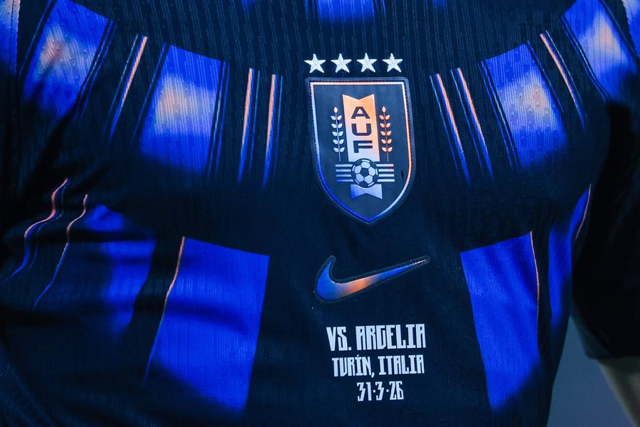 Tricoul naționalei din Uruguay pentru amicalul cu Algeria de la finalul lunii martie // foto: Imago Toată lumea a crezut că a murit după Campionatul Mondial, dar „Fredi Fieraru” avea să ajungă la Jocurile Olimpice ca patinator artistic » Povestea incredibilă a României din 1930