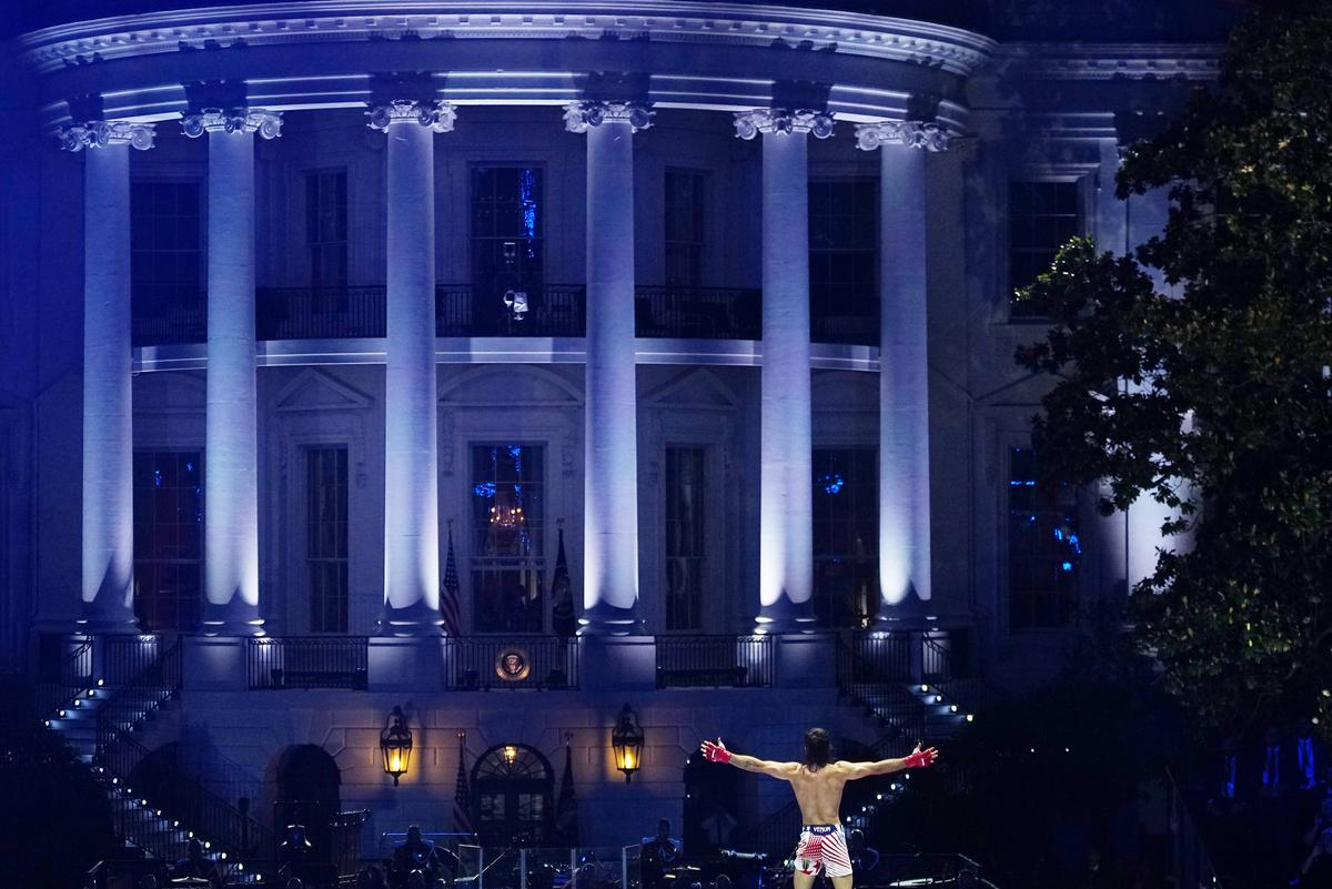 Donald Trump a intrat în cușcă » Imagini suprarealiste de la Casa Albă, la UFC 250