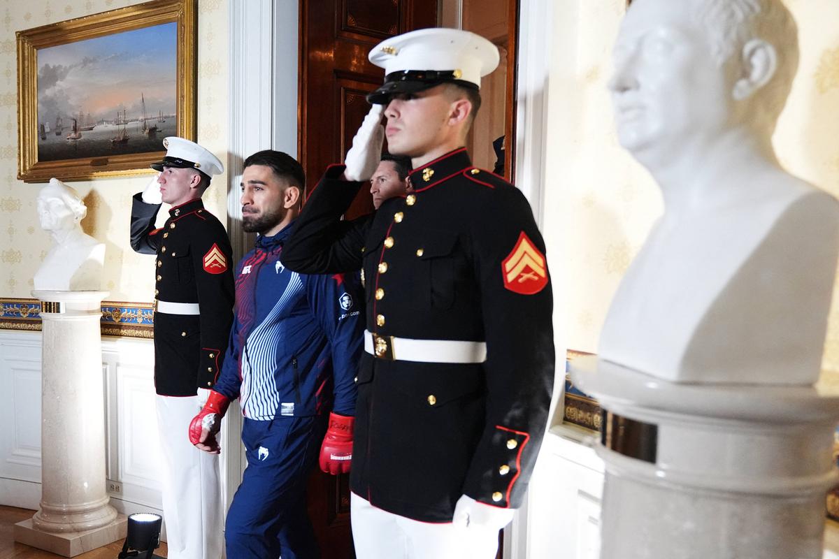 Donald Trump a intrat în cușcă » Imagini suprarealiste de la Casa Albă, la UFC 250