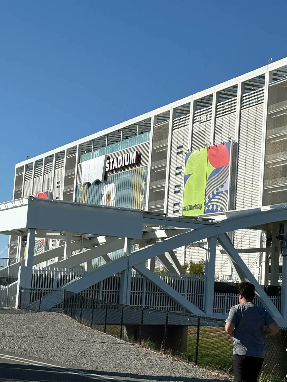 Au transformat restricția FIFA într-o idee genială de marketing! Ce reprezintă cearșaful alb de lângă tabela arenei din Santa Clara