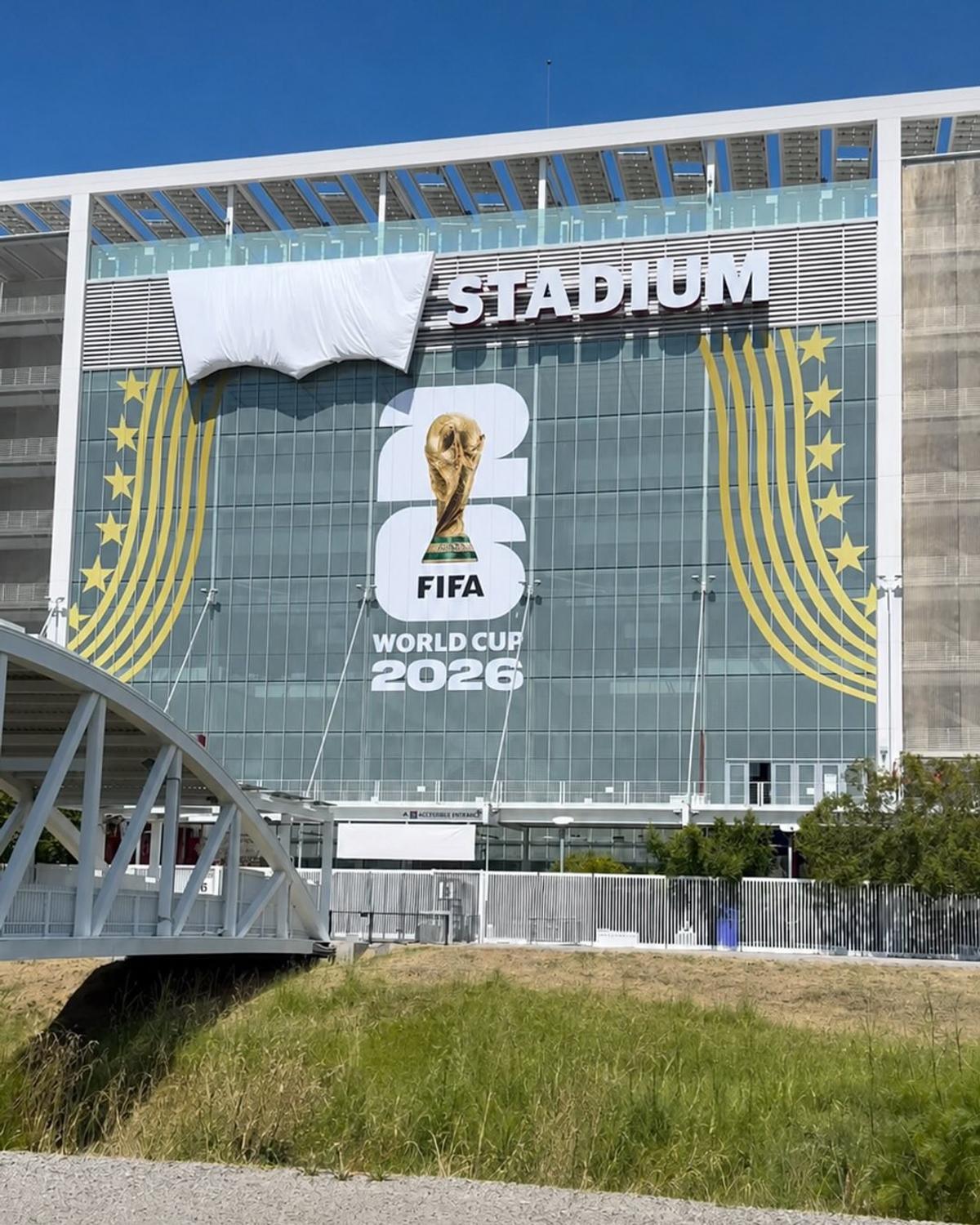Au transformat restricția FIFA într-o idee genială de marketing! Ce reprezintă cearșaful alb de lângă tabela arenei din Santa Clara