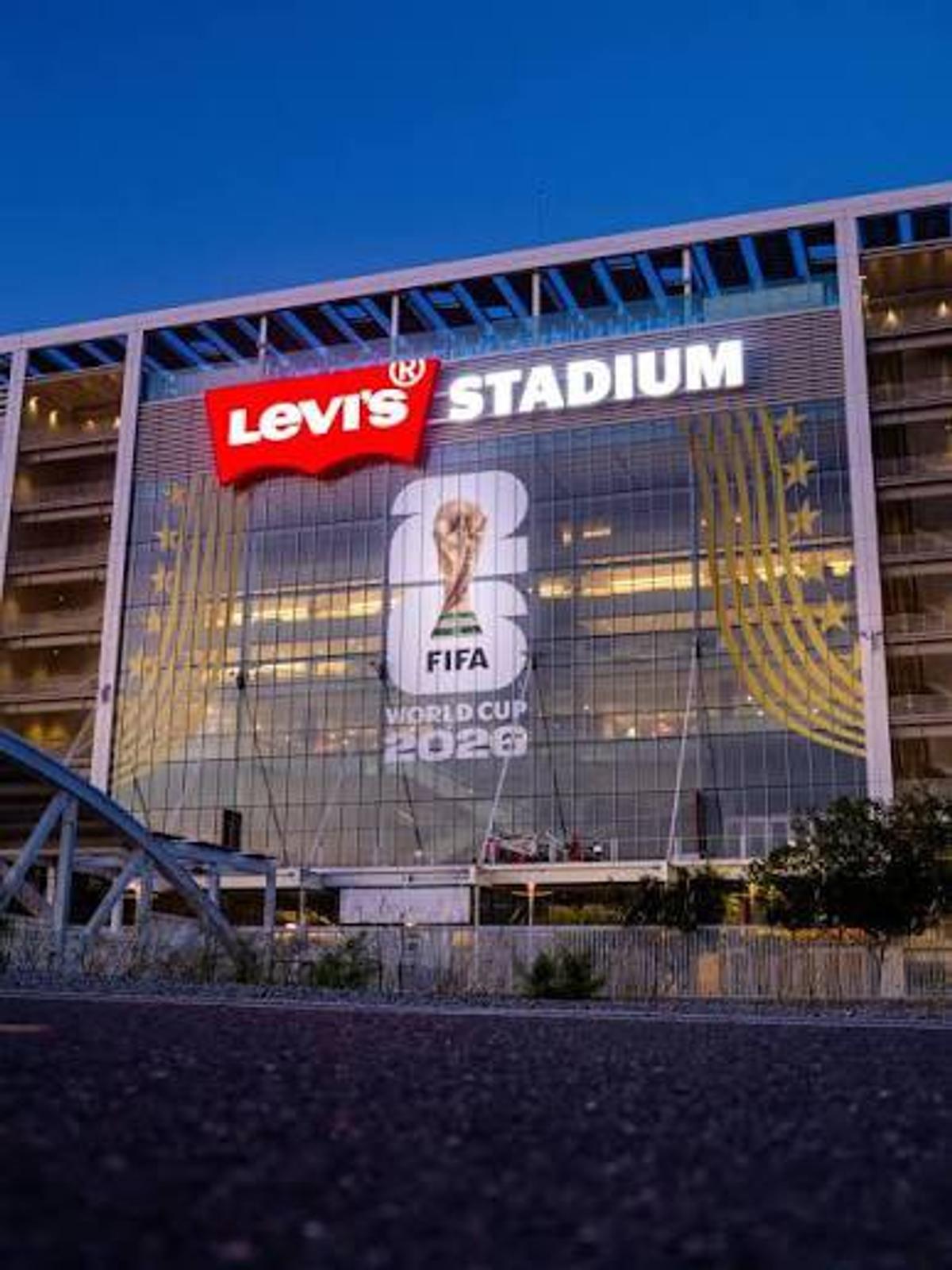 Au transformat restricția FIFA într-o idee genială de marketing! Ce reprezintă cearșaful alb de lângă tabela arenei din Santa Clara