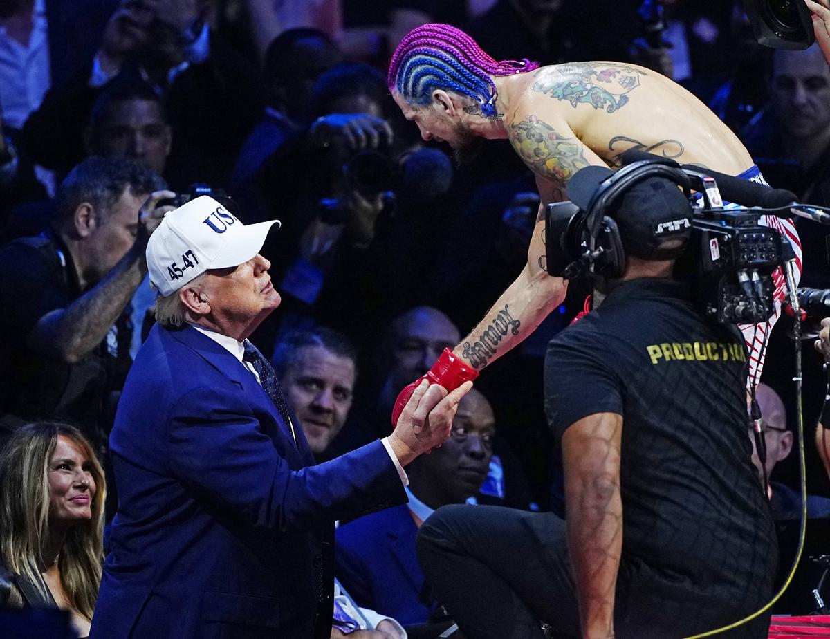 Donald Trump a intrat în cușcă » Imagini suprarealiste de la Casa Albă, la UFC 250